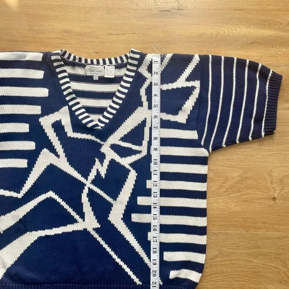 Vintage Jeanne Pierre Navy & White Graphic Knit Top S | Short Sleeve V-Neck - Picture 8 of 8